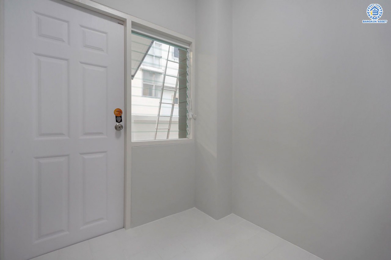 บ้านมือสองตกแต่งใหม่ ม.เนเบอร์โฮม วัชรพล เนื้อที่ 68 ตร.ว. ฟังก์ชัน 3 ห้องนอน 4 ห้องน้ำ 1 ห้องแม่บ้าน จอดรถได้ 2 คัน บนทำเลเชื่อมต่อหลายเส้นทาง ทั้ง ถนนสุขาภิบาล5 ถนนสายไหม และถนนรามอินทรา ใกล้ทางด่วน "ฉลองรัช" และรถไฟฟ้าสายสีเขียว "สถานีสายหยุด"